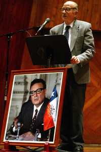 Pablo Gonzlez Casanova, la noche del jueves, durante su intervencin en el homenaje que se rindi a Salvador Allende en la sala Silvestre Revueltas del Centro Cultural Ollin Yoliztli